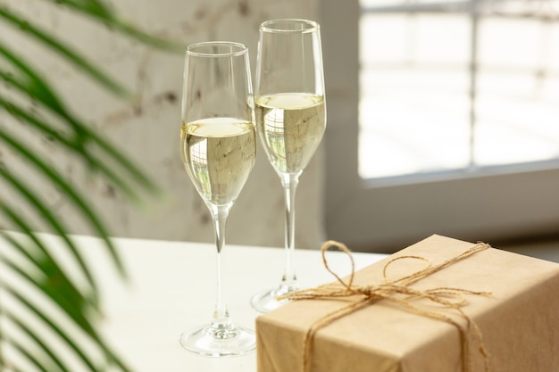 Photo gratuite verres de champagne mousseux bouchent