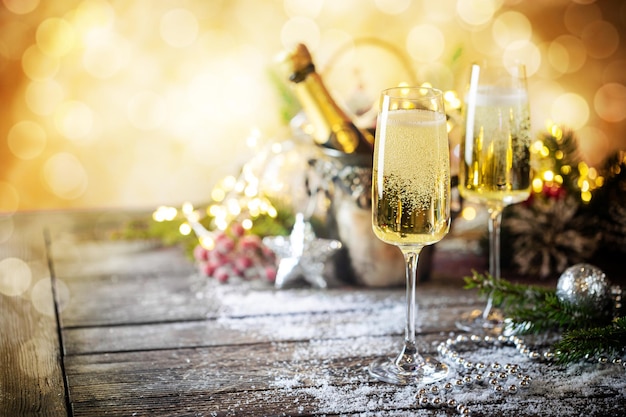 Photo gratuite verres de champagne de noël