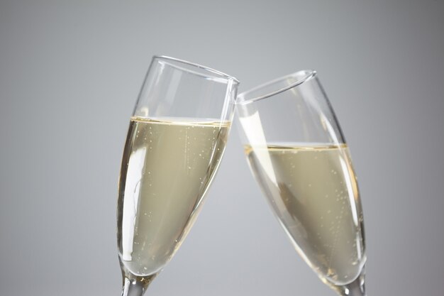 Des verres à champagne.