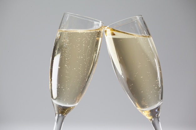 Des verres à champagne.