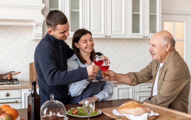 Verres à cliquetis de famille moyenne