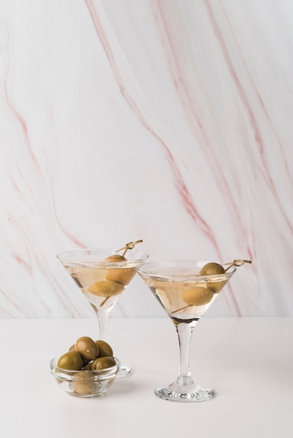 Verres à cocktail aux olives sur la table