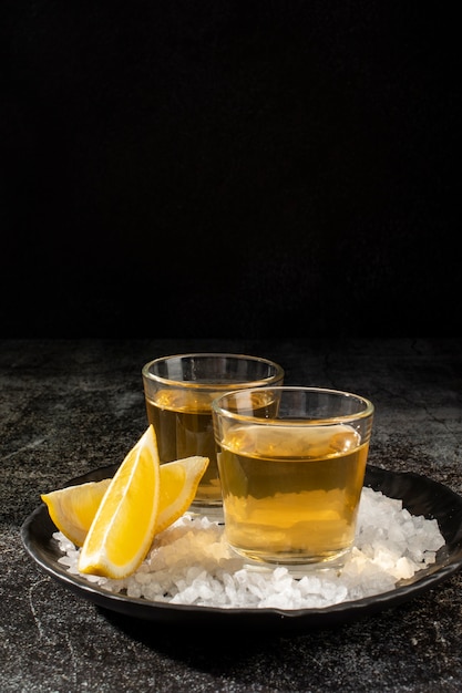 Verres à cocktail avec tranches de citron