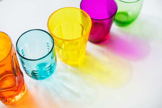 Verres colorés sur fond blanc