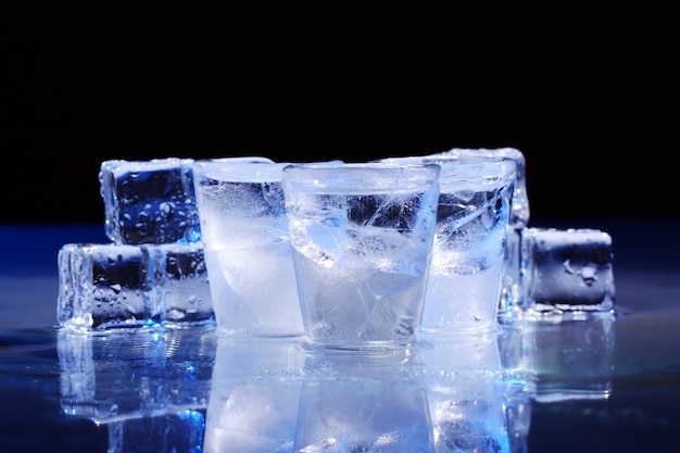 Verres congelés avec boisson froide à l'alcool