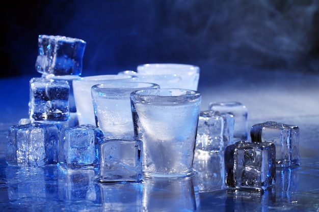 Photo gratuite verres congelés avec boisson froide à l'alcool