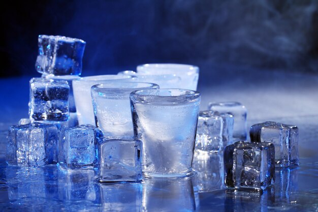 Verres congelés avec boisson froide à l'alcool