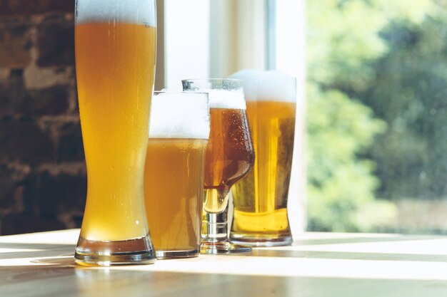 Verres de différentes sortes de bière légère au soleil.