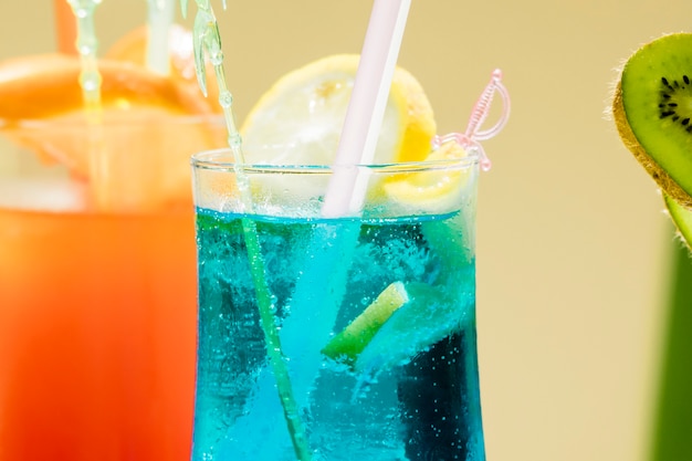 Photo gratuite verres avec divers cocktails colorés