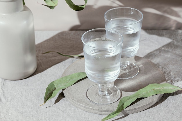 Verres d'eau avec ombre