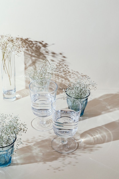 Photo gratuite verres avec de l'eau sur la table