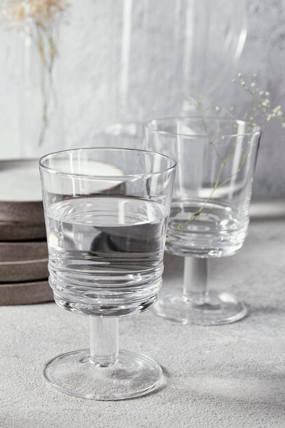 Verres avec de l'eau sur la table