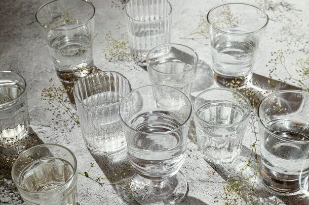 Verres d'eau sur table