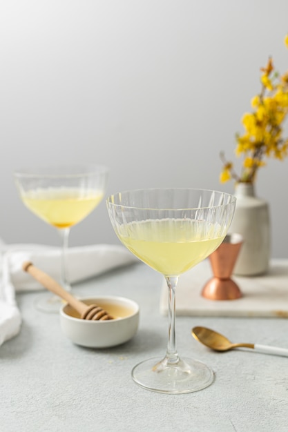 Photo gratuite verres élégants avec une délicieuse boisson au miel