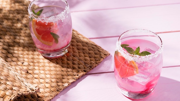 Photo gratuite verres à la fraise froide et à la menthe