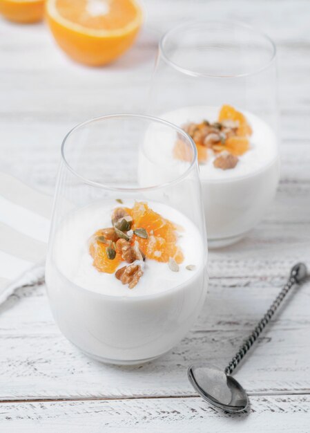 Verres de gros plan avec du lait sur la table