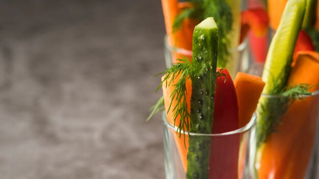 Verres de gros plan avec des légumes