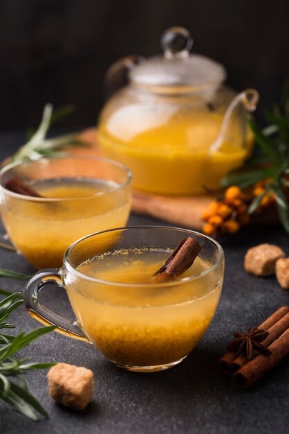 Verres avec jus de fruits aromatisé