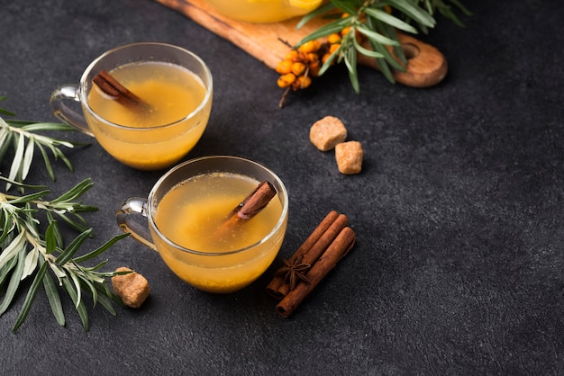 Verres avec jus de fruits aromatisés sur table