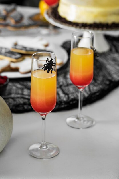 Verres à jus d'halloween sur table