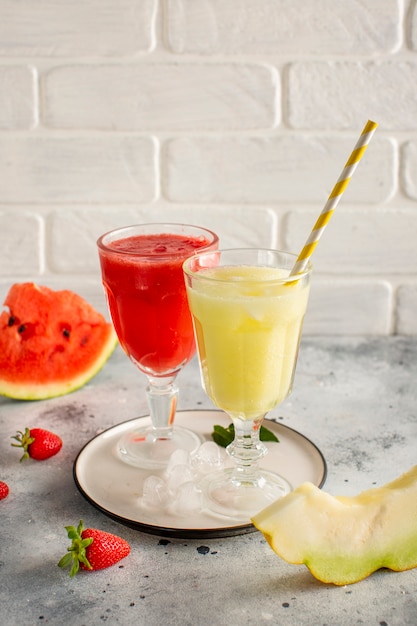 Verres à jus de melon d'eau rouge et jaune