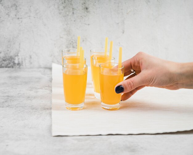 Verres à jus sur table