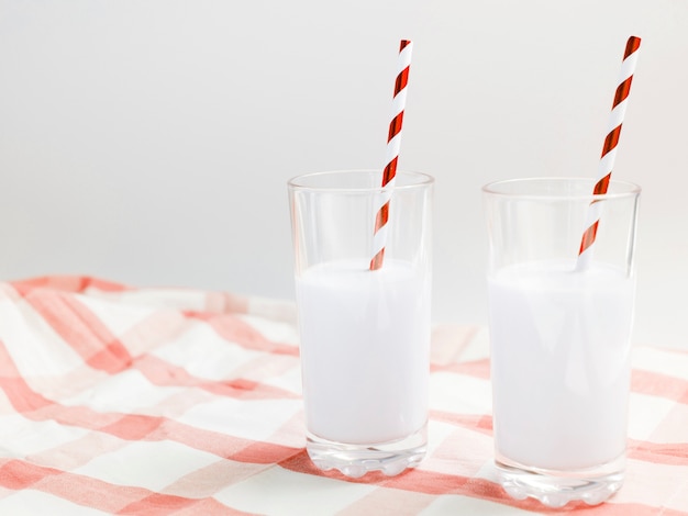 Photo gratuite verres de lait avec paille