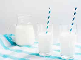 Photo gratuite verres de lait avec paille