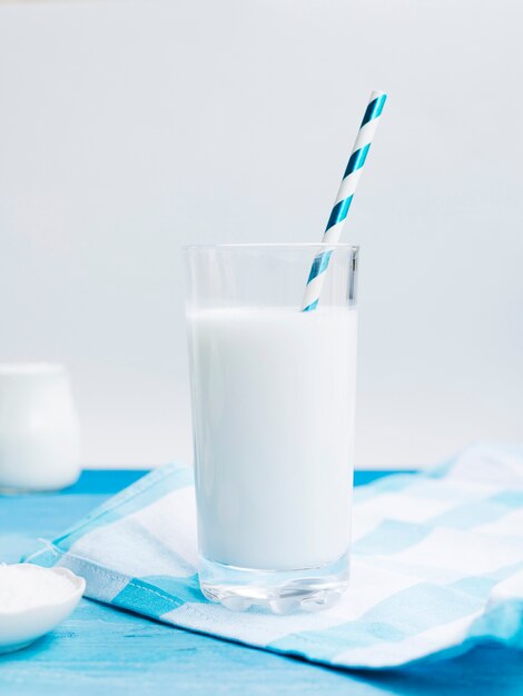 Verres de lait avec paille