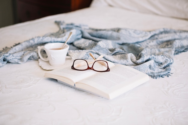 Verres sur le livre près de la tasse avec des boissons