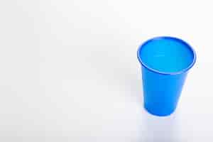 Photo gratuite verres en plastique jetables bleus