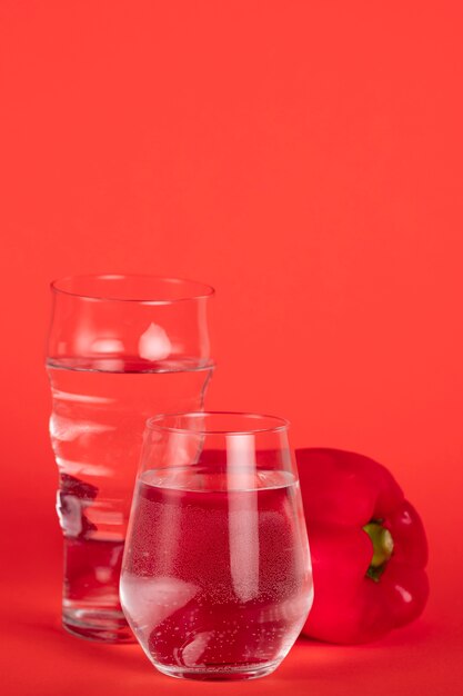 Verres remplis d'eau avec du poivron rouge