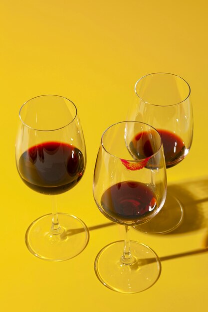 Verres sales avec du vin rouge