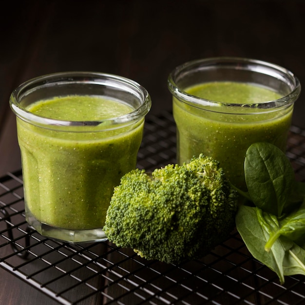 Verres de smoothies au brocoli et aux épinards