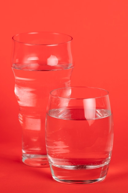 Photo gratuite verres de tailles différentes avec de l'eau