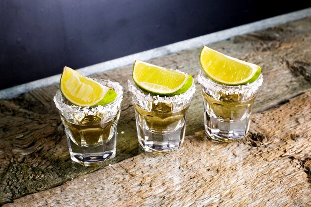 verres de tequila au bar