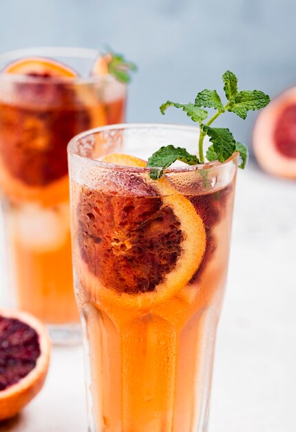 Verres avec thé glacé aux fruits aromatiques