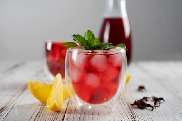 Photo gratuite verres de thé glacé à l'hibiscus rafraîchissant