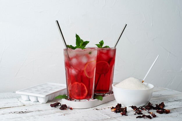 Verres de thé glacé à l'hibiscus rafraîchissant