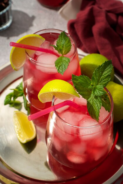 Verres de thé glacé à l'hibiscus rafraîchissant