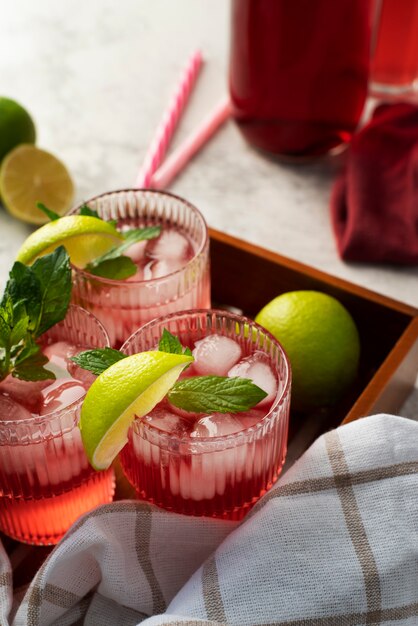 Verres de thé glacé à l'hibiscus rafraîchissant