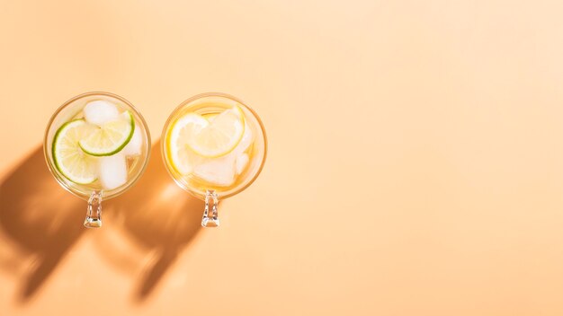 Verres avec des tranches de citron copie espace