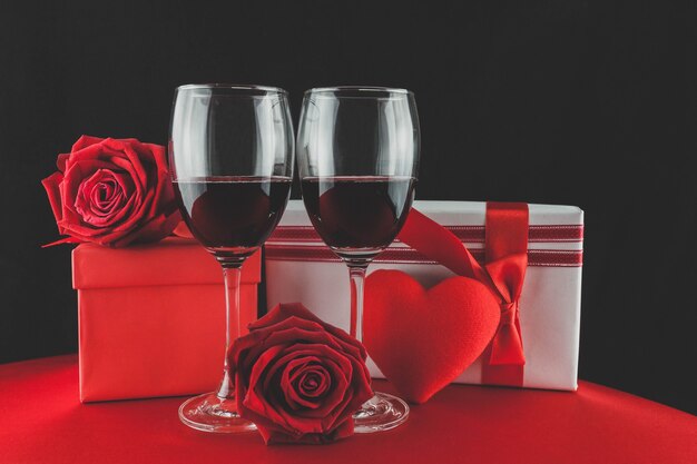 Les verres à vin avec des cadeaux et un coeur