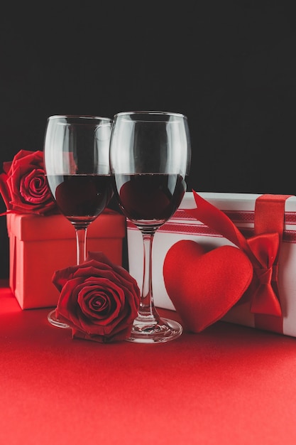 Les verres à vin avec des cadeaux et un coeur