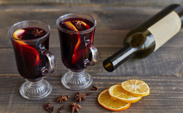 Photo gratuite verres de vin chaud pour noël