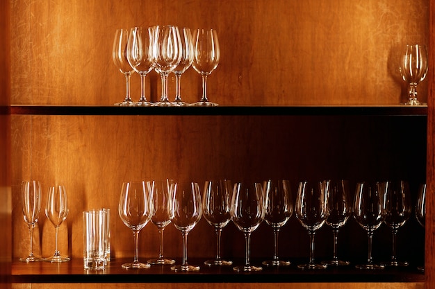 Verres à vin en cristal dans une armoire lumineuse