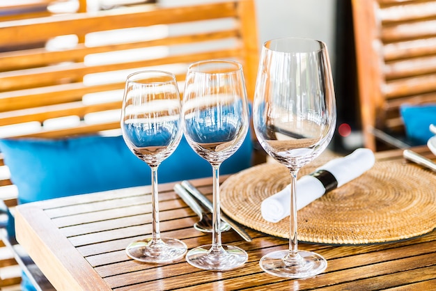 Verres à Vin Et à Eau Sur Une Table