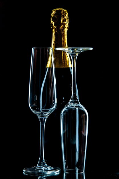 Verres à vin vides vue de face avec champagne sur la photo de vin de boisson noire transparente