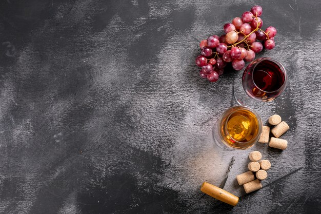 Verres à vin vue de dessus avec des espaces de raisin et de copie à gauche sur la pierre noire horizontale