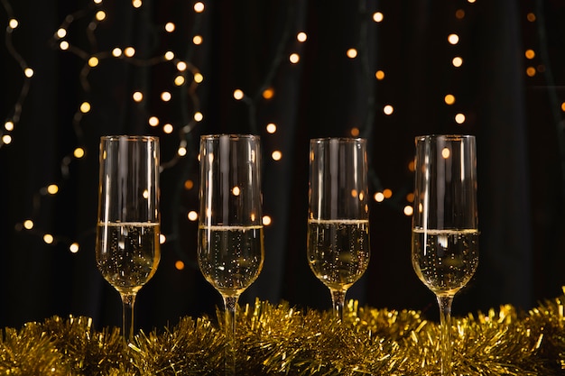 Verres de vue avec champagne sur la table